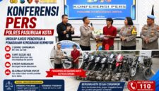 Konferensi pers Polres Pasuruan Kota saat mengungkap kasus pencurian dan penadahan kendaraan bermotor, sekaligus menyerahkan kembali sepeda motor hasil kejahatan kepada pemiliknya.